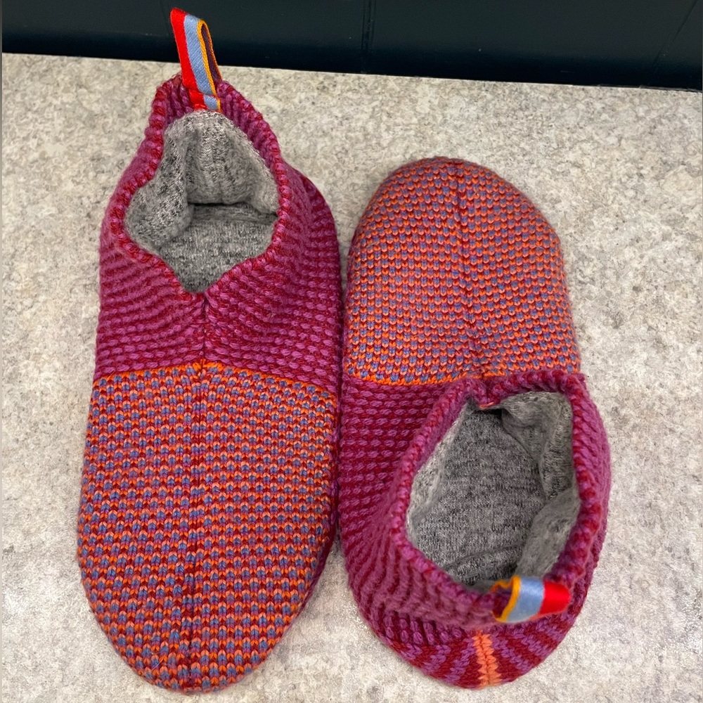Bombas slippers size small